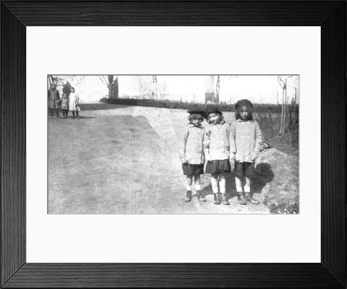 Framed Print : La Nouvelle Europe; L'exil des Habsbourg; dans uncoin du parc de Wartegg, les petits arch... 1919. Creator: Willy Schneider Framed Print : La Nouvelle Europe; L'exil des Habsbourg; dans uncoin du parc de Wartegg, les petits arch... 1919. Creator: Willy Schneider