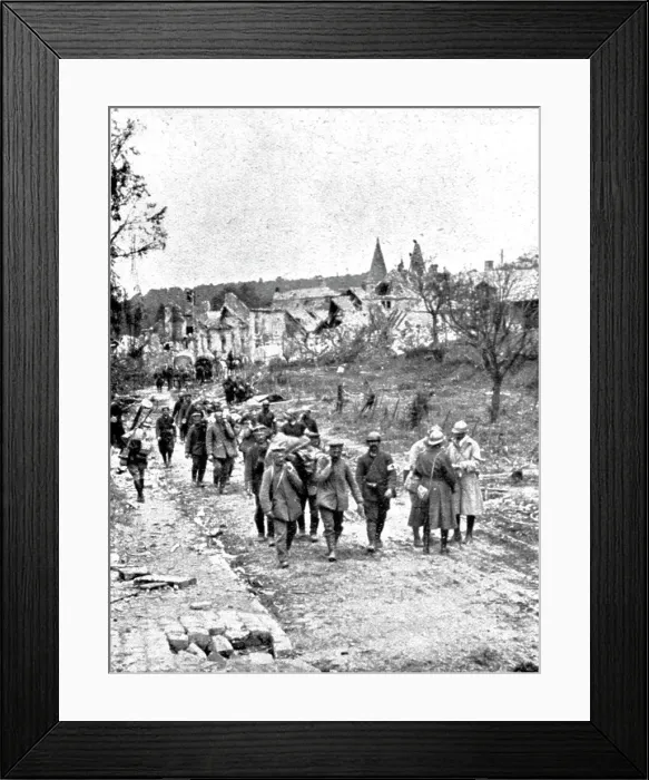 Framed Print : La Replique de Foch: Au Sud-ouest de Soissons; prisonniers allemands conduits par des... 1918. Creator: Unknown Framed Print : La Replique de Foch: Au Sud-ouest de Soissons; prisonniers allemands conduits par des... 1918. Creator: Unknown