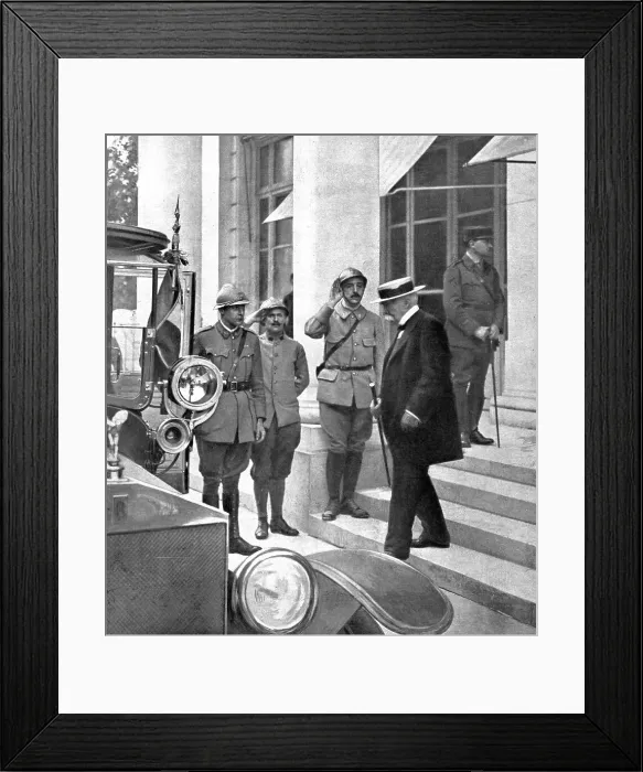 Framed Print : La resolution des allies; A la sortie du conseil interallie de Versailles, le 3 juin 1918... 1918. Creator: Unknown Framed Print : La resolution des allies; A la sortie du conseil interallie de Versailles, le 3 juin 1918... 1918. Creator: Unknown