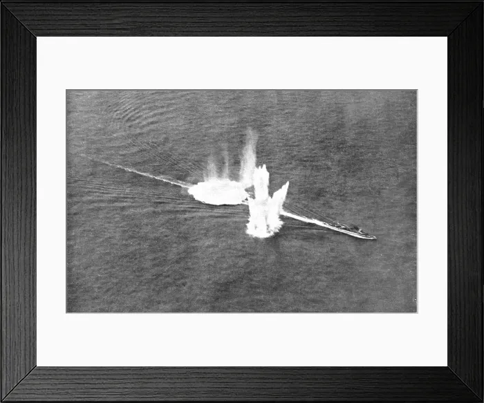 Framed Print : La chasse aux sous-marins allemands; Autre procede: un chasseur passe, a toute vitesse... 1918. Creator: Unknown Framed Print : La chasse aux sous-marins allemands; Autre procede: un chasseur passe, a toute vitesse... 1918. Creator: Unknown