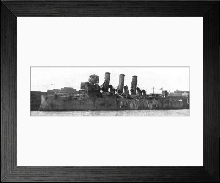 Framed Print : L'attaque navale de Zeebrugge et Ostende; Le Vindictive revenant de Zeebrugge, 1918. Creator: Unknown. L'attaque navale de Zeebrugge et Ostende; Le Vindictive revenant de Zeebrugge, 1918. Creator: Unknown Framed Print : L'attaque navale de Zeebrugge et Ostende; Le Vindictive revenant de Zeebrugge, 1918. Creator: Unknown. L'attaque navale de Zeebrugge et Ostende; Le Vindictive revenant de Zeebrugge, 1918. Creator: Unknown