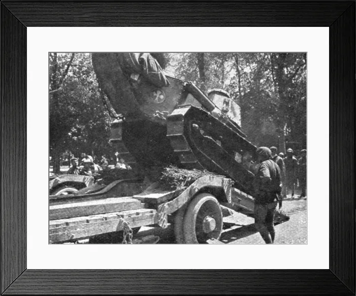 Framed Print : Notre Artillerie d'Assaut; La Replique de Foch: Au Sud-ouest de Soissons; embarquement... 1918. Creator: Unknown Framed Print : Notre Artillerie d'Assaut; La Replique de Foch: Au Sud-ouest de Soissons; embarquement... 1918. Creator: Unknown