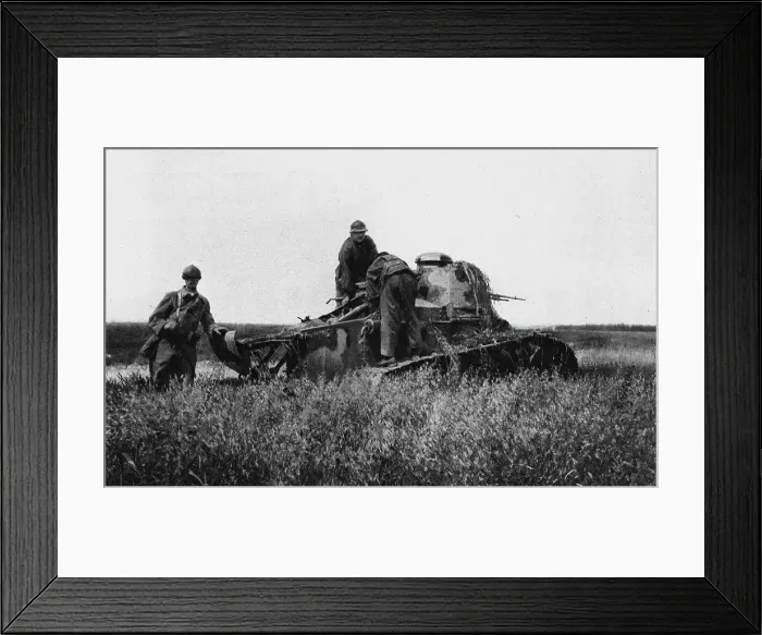 Framed Print : Entre Aisne et Marne; Depannage, sur le champ de bataille, d'un char d'assaut leger franc...1918. Creator: Unknown. Entre Aisne et Marne; Depannage, sur le champ de bataille, d'un char d'assaut leger franc...1918. Creator: Unknown Framed Print : Entre Aisne et Marne; Depannage, sur le champ de bataille, d'un char d'assaut leger franc...1918. Creator: Unknown. Entre Aisne et Marne; Depannage, sur le champ de bataille, d'un char d'assaut leger franc...1918. Creator: Unknown