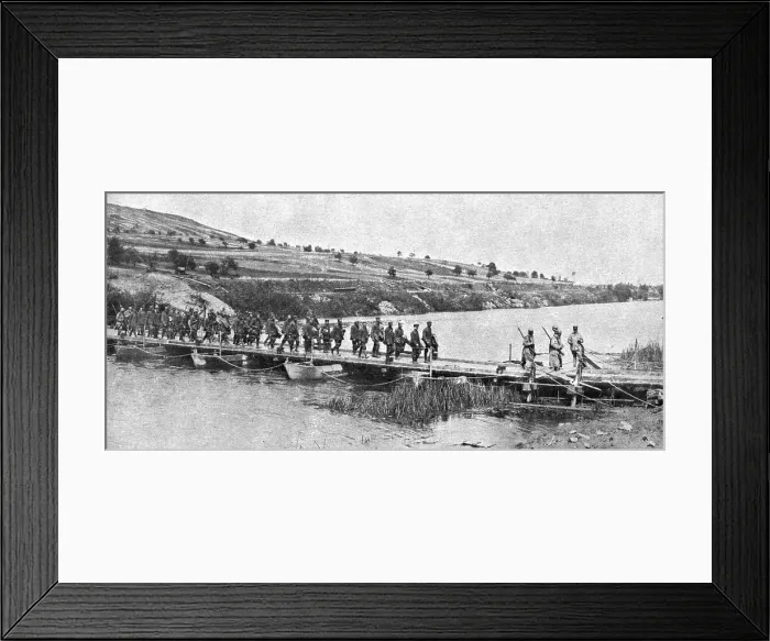 Framed Print : Sur le Marne; prisonniers allemands ramenes sur la rive Sud de la Marne, le 22 juillet... 1918. Creator: Unknown Framed Print : Sur le Marne; prisonniers allemands ramenes sur la rive Sud de la Marne, le 22 juillet... 1918. Creator: Unknown