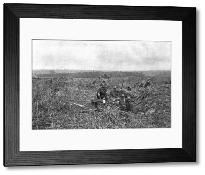 Framed Print : A travers le champ de bataille; en seconde ligne dans les bles; finie la guerre de... 1918. Creator: Unknown Framed Print : A travers le champ de bataille; en seconde ligne dans les bles; finie la guerre de... 1918. Creator: Unknown