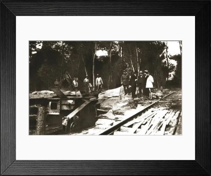 Framed Print : Du Tardennois a la Picardie; M. Clemenceau devant l'emplacement d'une piece allemande... 1918. Creator: Unknown Framed Print : Du Tardennois a la Picardie; M. Clemenceau devant l'emplacement d'une piece allemande... 1918. Creator: Unknown