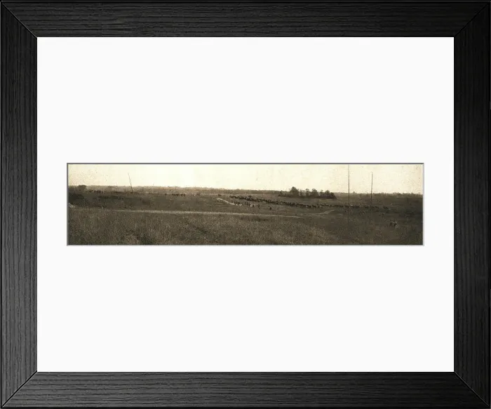 Framed Print : A l'est de Montdidier; batterie d'artillerie de campagne progressant avec l'infanterie, 1918. Creator: Unknown Framed Print : A l'est de Montdidier; batterie d'artillerie de campagne progressant avec l'infanterie, 1918. Creator: Unknown