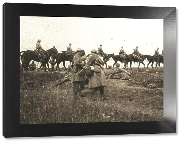 A l'est de Montdidier; pelotons de dragons en soutien d'infanterie, 1918. Creator: Unknown