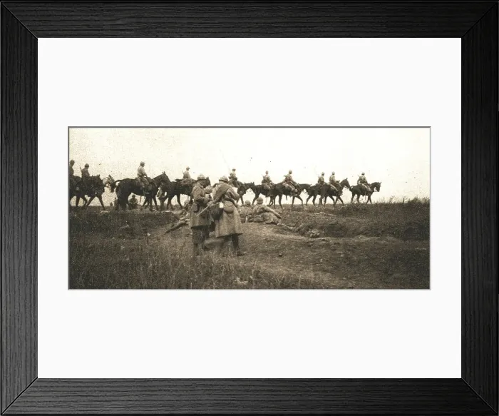 Framed Print : A l'est de Montdidier; pelotons de dragons en soutien d'infanterie, 1918. Creator: Unknown Framed Print : A l'est de Montdidier; pelotons de dragons en soutien d'infanterie, 1918. Creator: Unknown