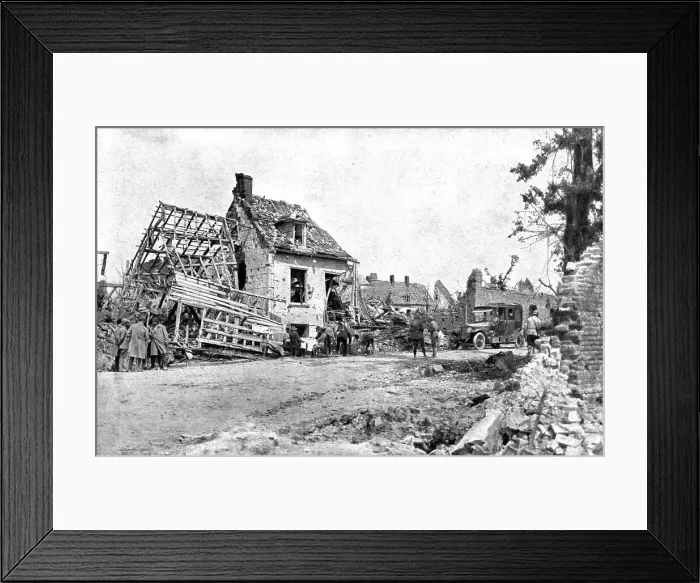 Framed Print : Dans Montdidier libere; dejeuner de campagne, a l'entre de Montdidier, de M. Clemenceau... 1918. Creator: Unknown Framed Print : Dans Montdidier libere; dejeuner de campagne, a l'entre de Montdidier, de M. Clemenceau... 1918. Creator: Unknown