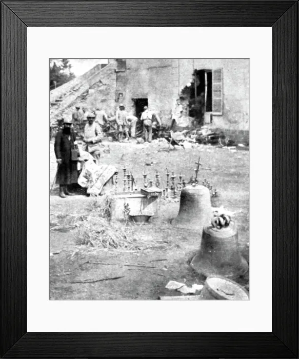 Framed Print : A travers le champ de bataille; une ferme de Breny, pres d'Oulchy-le-Chateau, ou les... 1918. Creator: Unknown Framed Print : A travers le champ de bataille; une ferme de Breny, pres d'Oulchy-le-Chateau, ou les... 1918. Creator: Unknown