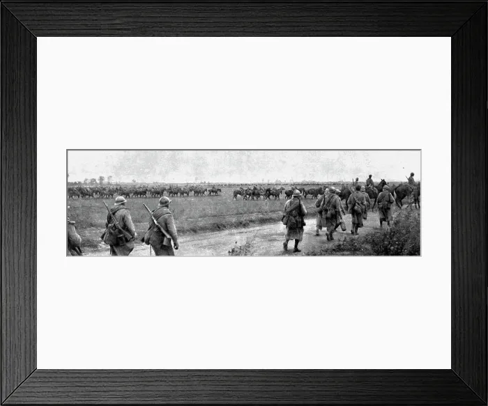 Framed Print : A travers le champ de bataille; sur les talons de l'ennemi: l'action de la cavalerie... 1918. Creator: Unknown Framed Print : A travers le champ de bataille; sur les talons de l'ennemi: l'action de la cavalerie... 1918. Creator: Unknown