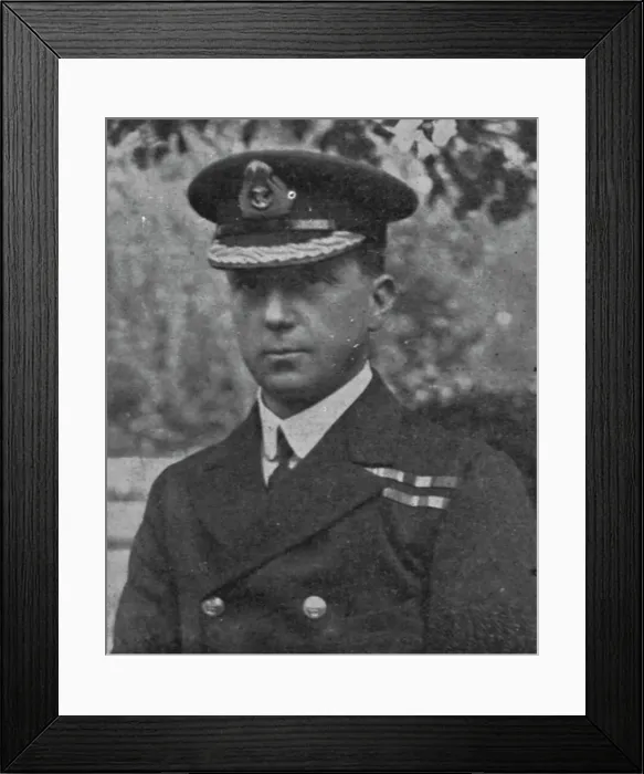 Framed Print : Le contre-amiral Horace Hood, qui perit avec l'Invincible, battant son pavillon, 1916. Creator: Unknown. Le contre-amiral Horace Hood, qui perit avec l'Invincible, battant son pavillon, 1916. Creator: Unknown Framed Print : Le contre-amiral Horace Hood, qui perit avec l'Invincible, battant son pavillon, 1916. Creator: Unknown. Le contre-amiral Horace Hood, qui perit avec l'Invincible, battant son pavillon, 1916. Creator: Unknown