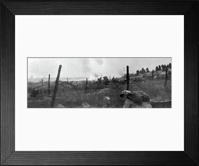 Framed Print : Une contre-attaque sur les pentes de Douaumont, le 11 avril dernier, 1916. Creator: Unknown Framed Print : Une contre-attaque sur les pentes de Douaumont, le 11 avril dernier, 1916. Creator: Unknown