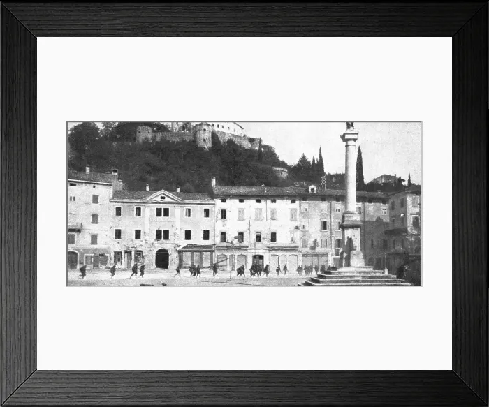 Framed Print : Victoire Italienne; L'infanterie, prenant possession de la ville, traverse en courant la Piazza Gra Creator: Unknown Framed Print : Victoire Italienne; L'infanterie, prenant possession de la ville, traverse en courant la Piazza Gra Creator: Unknown