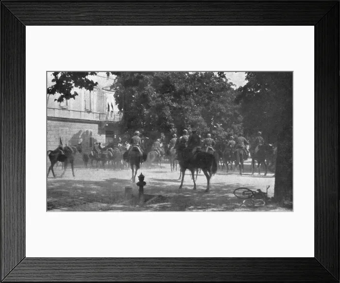 Framed Print : Victoire Italienne; La cavalerie italienne a Gorizia devant la palais du gouverneur autrichie, le m Creator: Unknown Framed Print : Victoire Italienne; La cavalerie italienne a Gorizia devant la palais du gouverneur autrichie, le m Creator: Unknown