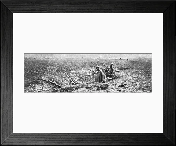 Framed Print : Le Premier Coup Allemand; En rase campagne: une ligne a l'arriere pour recevoir et... 1918. Creator: Unknown Framed Print : Le Premier Coup Allemand; En rase campagne: une ligne a l'arriere pour recevoir et... 1918. Creator: Unknown