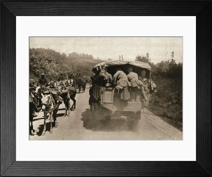 Framed Print : Dans le bataille; des chasseurs d'Afrique, revenant des combats livres au Sud des Dames... 1918. Creator: Unknown Framed Print : Dans le bataille; des chasseurs d'Afrique, revenant des combats livres au Sud des Dames... 1918. Creator: Unknown