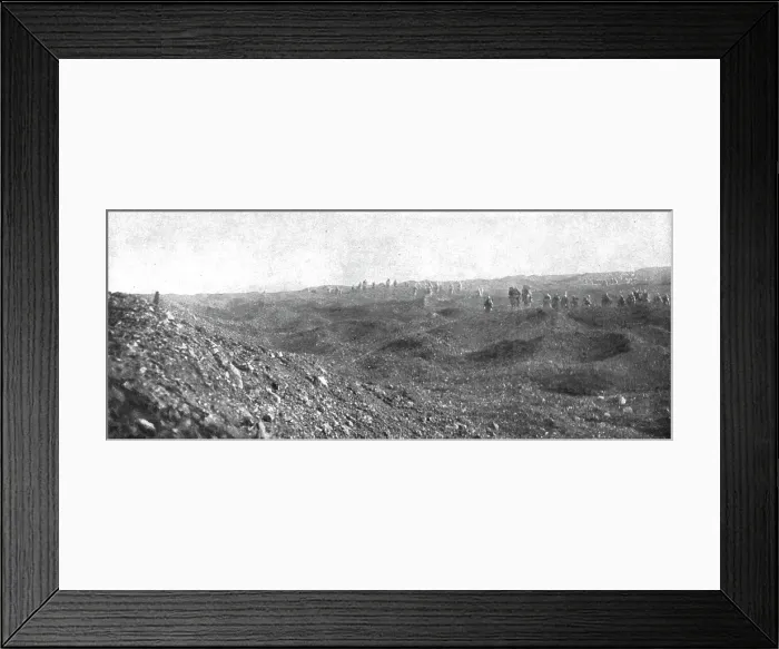 Framed Print : Notre attaque du 24 octobre 1916; Continuant leur progression, les vagues d'assaut traversent la Pe Creator: Unknown Framed Print : Notre attaque du 24 octobre 1916; Continuant leur progression, les vagues d'assaut traversent la Pe Creator: Unknown