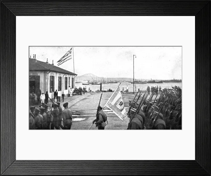 Framed Print : A Salonique; Arrivee du contingent russe a Salonique le 30 juillet 1916, 1916. Creator: Unknown Framed Print : A Salonique; Arrivee du contingent russe a Salonique le 30 juillet 1916, 1916. Creator: Unknown
