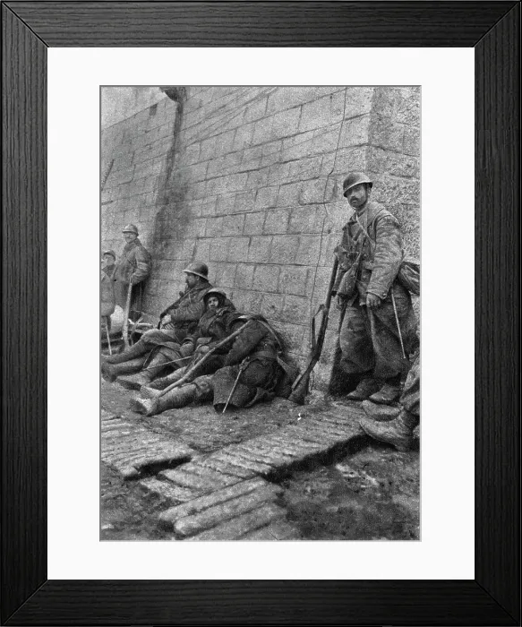 Framed Print : Notre offensive du 15 decembre 1916; Trois des notres eclopes, avaient refuse de se laisser evacuer Creator: Unknown Framed Print : Notre offensive du 15 decembre 1916; Trois des notres eclopes, avaient refuse de se laisser evacuer Creator: Unknown