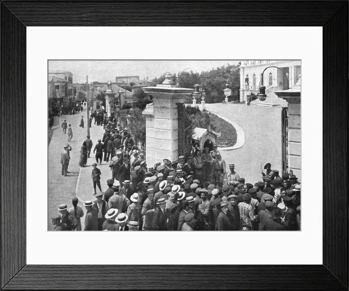 Framed Print : Les evenements d'orient; Le 3 juin 1916, l'etat de siege est proclame a Salonique: des soldats et de Creator: Unknown Framed Print : Les evenements d'orient; Le 3 juin 1916, l'etat de siege est proclame a Salonique: des soldats et de Creator: Unknown