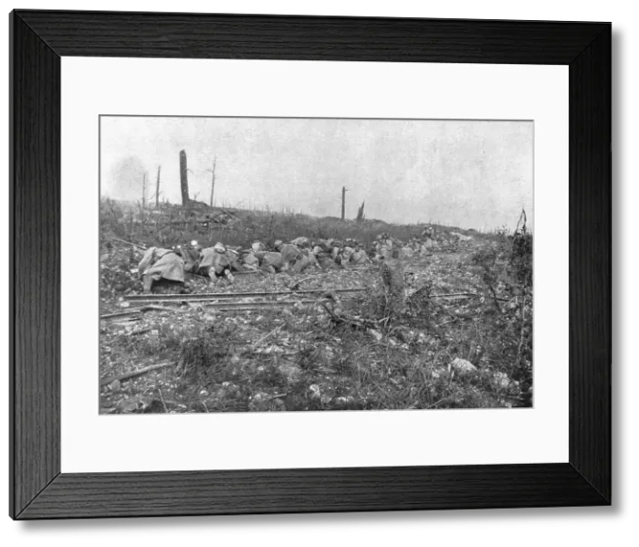 Framed Print : Au Combat; Pres de la ferme du Bois-Labe, pris le 13 septembre: au cours de leur progression, nos h Creator: Unknown Framed Print : Au Combat; Pres de la ferme du Bois-Labe, pris le 13 septembre: au cours de leur progression, nos h Creator: Unknown