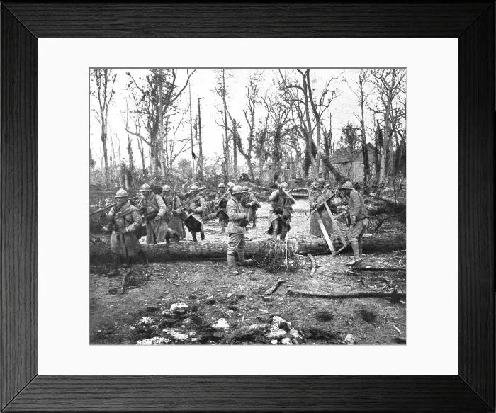 Framed Print : De l'ailette a la Scarpe; le genie deblaie les routes, 1918. Creator: Unknown Framed Print : De l'ailette a la Scarpe; le genie deblaie les routes, 1918. Creator: Unknown