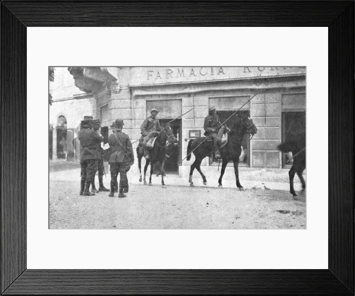 Framed Print : Victoire Italienne; A gorizia, le matin du 9 aout 1916: les carabiniers italiens interrogent les pa Creator: Unknown Framed Print : Victoire Italienne; A gorizia, le matin du 9 aout 1916: les carabiniers italiens interrogent les pa Creator: Unknown