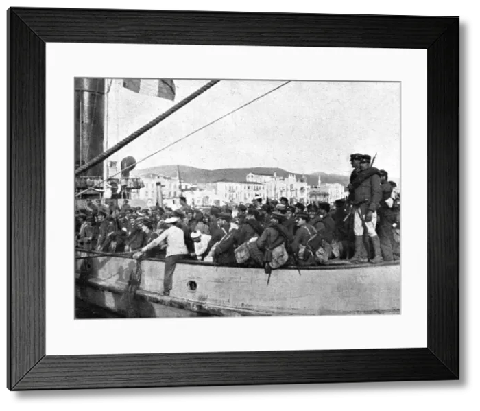Framed Print : A Salonique; Des reguliers grecs, qui ont quitte l'armee apres avoir fait le coup de feu contre les Creator: Unknown