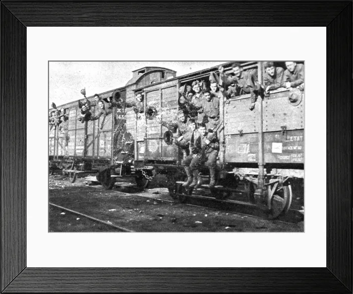 Framed Print : Les Americains en Ligne; En route pour le front, 1917. Creator: Unknown Framed Print : Les Americains en Ligne; En route pour le front, 1917. Creator: Unknown