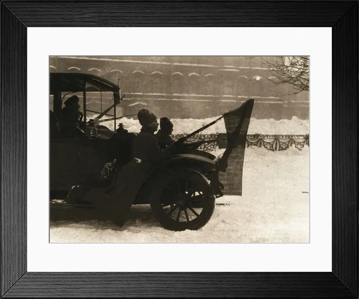 Framed Print : La Revolution Russe; Pendant les journees sanglantes: des automobiles remplies de soldats... 1917. Creator: Unknown Framed Print : La Revolution Russe; Pendant les journees sanglantes: des automobiles remplies de soldats... 1917. Creator: Unknown