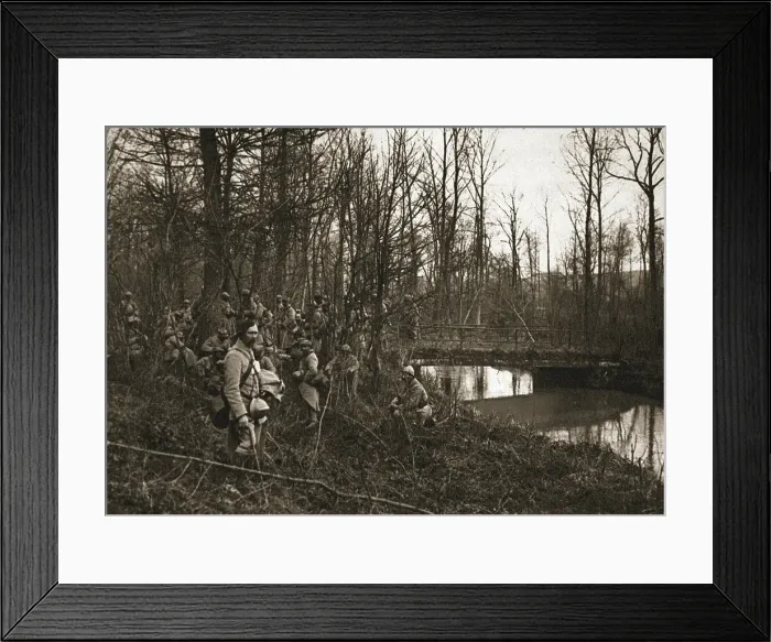 Framed Print : Dans la Bataille; La protection de la voie ferree Amiens-Paris: un section d'infanterie... 1918. Creator: Unknown Framed Print : Dans la Bataille; La protection de la voie ferree Amiens-Paris: un section d'infanterie... 1918. Creator: Unknown