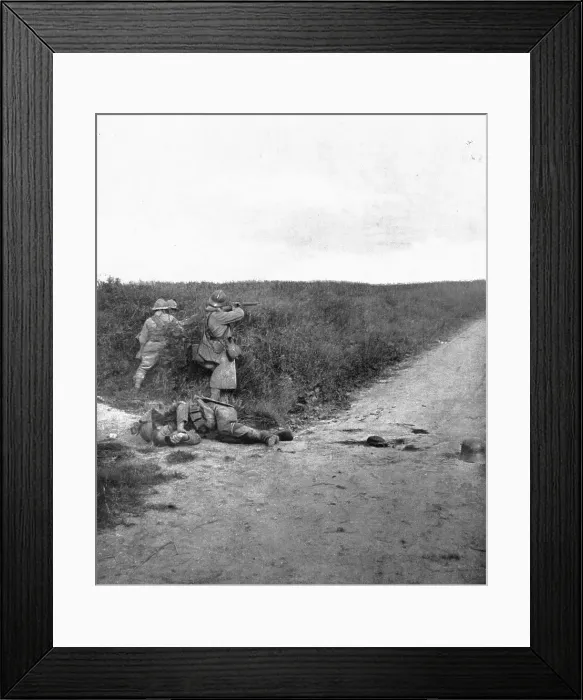 Framed Print : La Quatrieme Offensive Allemande; Fusiliers mitrailleurs balayant la route de Courcelles... 1918. Creator: Unknown Framed Print : La Quatrieme Offensive Allemande; Fusiliers mitrailleurs balayant la route de Courcelles... 1918. Creator: Unknown