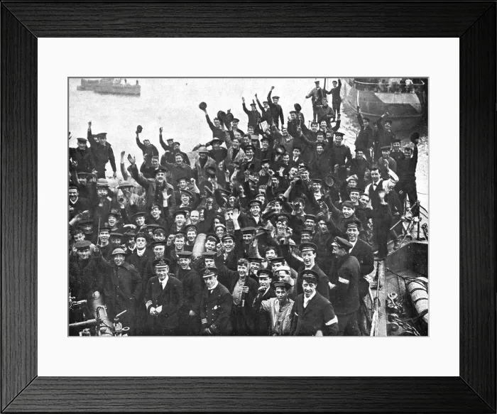 Framed Print : L'attaque navale de Zeebrugge et Ostende; Apres Zeebrugge, le retour triomphal du... 1918. Creator: Unknown Framed Print : L'attaque navale de Zeebrugge et Ostende; Apres Zeebrugge, le retour triomphal du... 1918. Creator: Unknown