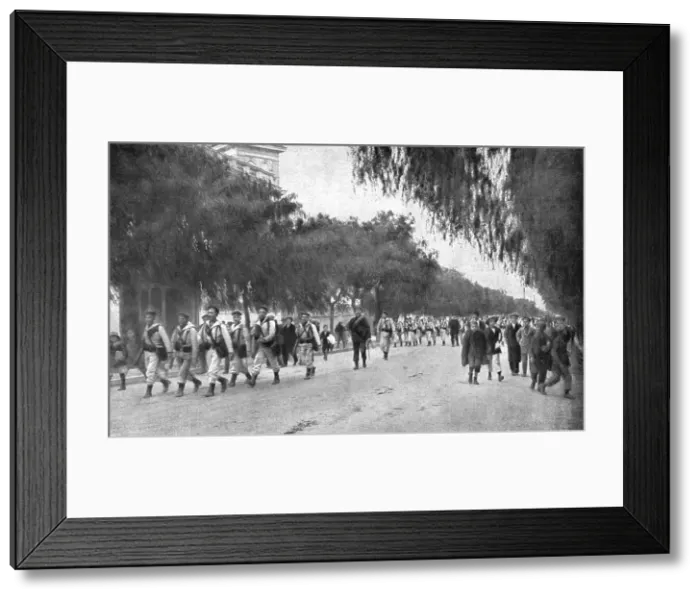 Framed Print : La journee du 1 decembre 1916, A Athenes; L'entrée des marins francais, dans la matinee, 1916. Creator: Unknown Framed Print : La journee du 1 decembre 1916, A Athenes; L'entrée des marins francais, dans la matinee, 1916. Creator: Unknown