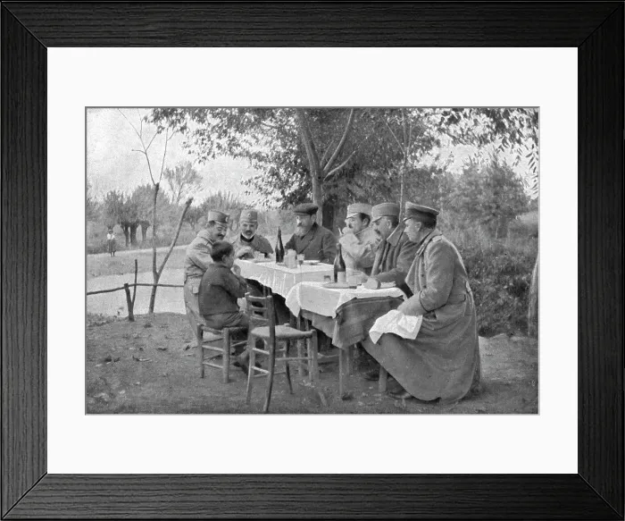 Framed Print : Alexandre de Serbie au front de Monastir; Le prince Alexandre a fait asseoir a sa table, dresse en p Creator: Vladimir Betzitch Framed Print : Alexandre de Serbie au front de Monastir; Le prince Alexandre a fait asseoir a sa table, dresse en p Creator: Vladimir Betzitch