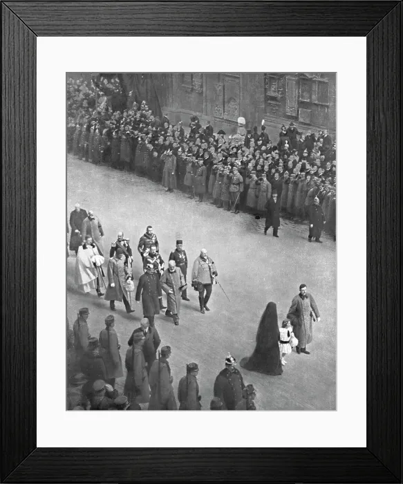 Framed Print : La mort de l'empereur d'autriche ; le nouveau couple imperial et les representants des puissances c Creator: Vereenigde Fotobureaux Amsterdam Framed Print : La mort de l'empereur d'autriche ; le nouveau couple imperial et les representants des puissances c Creator: Vereenigde Fotobureaux Amsterdam