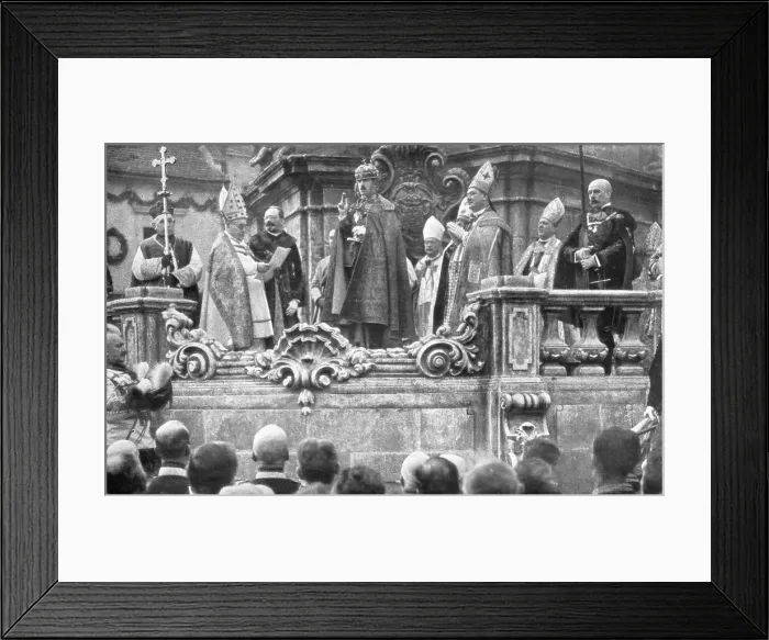 Framed Print : Le couronnement de Charles IV en Hongrie ; Charles 1, successeur de Francois-Joseph, etait couronn Creator: Unknown Framed Print : Le couronnement de Charles IV en Hongrie ; Charles 1, successeur de Francois-Joseph, etait couronn Creator: Unknown