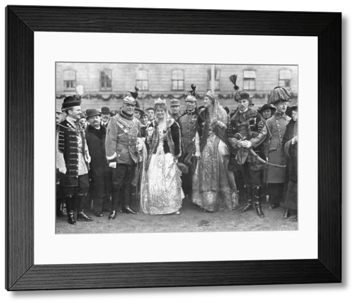 Framed Print : Le couronnement de Charles IV en Hongrie; La cour, apres la ceremonie s'est livree a l'objectif, 1 Creator: Vereenigde Fotobureaux Amsterdam Framed Print : Le couronnement de Charles IV en Hongrie; La cour, apres la ceremonie s'est livree a l'objectif, 1 Creator: Vereenigde Fotobureaux Amsterdam