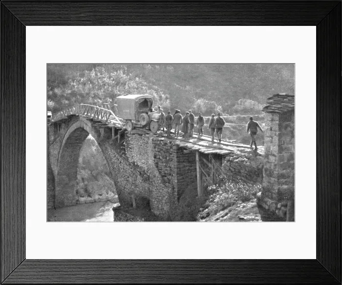 Framed Print : les Italiens en Albanie ; un auto-camion italienen mauvaise posture sur le pont du Sarantaporos, a Creator: Unknown Framed Print : les Italiens en Albanie ; un auto-camion italienen mauvaise posture sur le pont du Sarantaporos, a Creator: Unknown