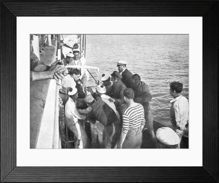 Framed Print : Quelques drames sur mer; un homme du `Gallia`, grievement blesse par l'explosion de la torpille, es Creator: Unknown Framed Print : Quelques drames sur mer; un homme du `Gallia`, grievement blesse par l'explosion de la torpille, es Creator: Unknown