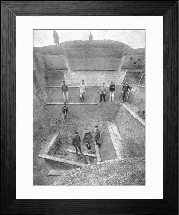 Framed Print : Contre des villes Ouvertes; Les fouilles, pour retrouver la projectile, 1916. Creator: Unknown Framed Print : Contre des villes Ouvertes; Les fouilles, pour retrouver la projectile, 1916. Creator: Unknown