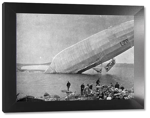 Echoue sur la cote Norvegienne; En derivant, le zeppelin est venu a la cote; dans la chute, sa nace Creator: Unknown