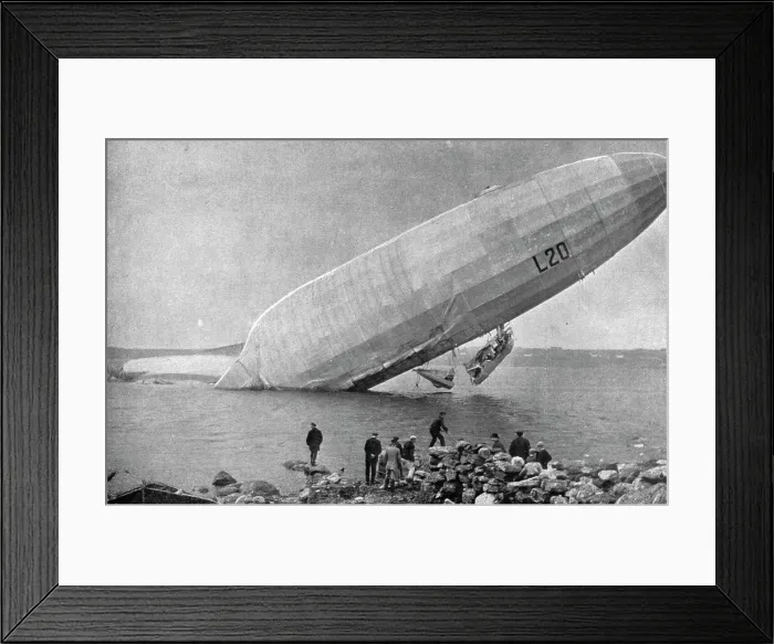 Framed Print : Echoue sur la cote Norvegienne; En derivant, le zeppelin est venu a la cote; dans la chute, sa nace Creator: Unknown Framed Print : Echoue sur la cote Norvegienne; En derivant, le zeppelin est venu a la cote; dans la chute, sa nace Creator: Unknown