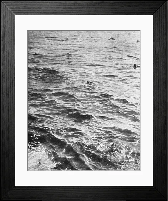 Framed Print : Canonne, pius torpille en mer; Les survivants de l'equipage du L-7 nagent vers le sous-marin anglai Creator: Unknown Framed Print : Canonne, pius torpille en mer; Les survivants de l'equipage du L-7 nagent vers le sous-marin anglai Creator: Unknown