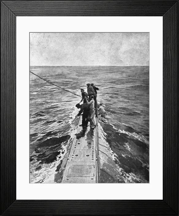 Framed Print : Canonne, pius torpille en mer; Sur le pont du sous-marin anglais: les matelots lancent des cordages Creator: Unknown Framed Print : Canonne, pius torpille en mer; Sur le pont du sous-marin anglais: les matelots lancent des cordages Creator: Unknown
