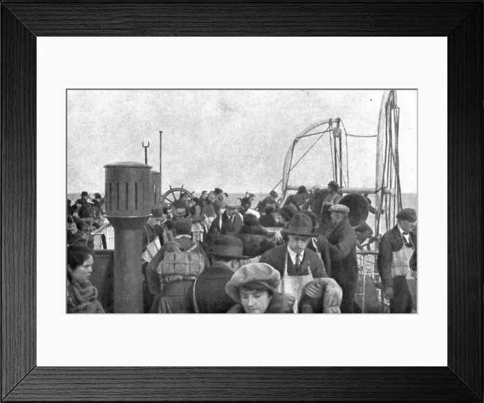 Framed Print : Attendant des secoure ou la mort; Cote babord: a droite, des passagers prennent place dans un canot Creator: Unknown Framed Print : Attendant des secoure ou la mort; Cote babord: a droite, des passagers prennent place dans un canot Creator: Unknown