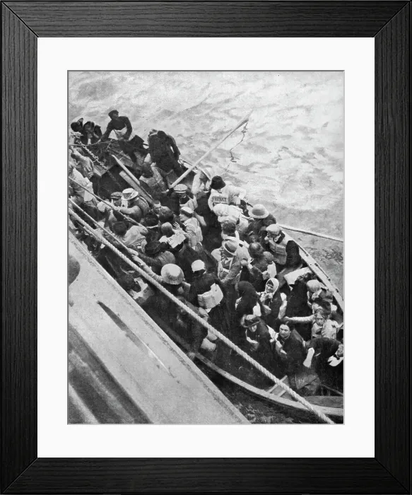 Framed Print : La piraterie sous-marine; Un canot d epassagers du paquebot ARABIA, torpille par un sous-marin alle Creator: Unknown Framed Print : La piraterie sous-marine; Un canot d epassagers du paquebot ARABIA, torpille par un sous-marin alle Creator: Unknown
