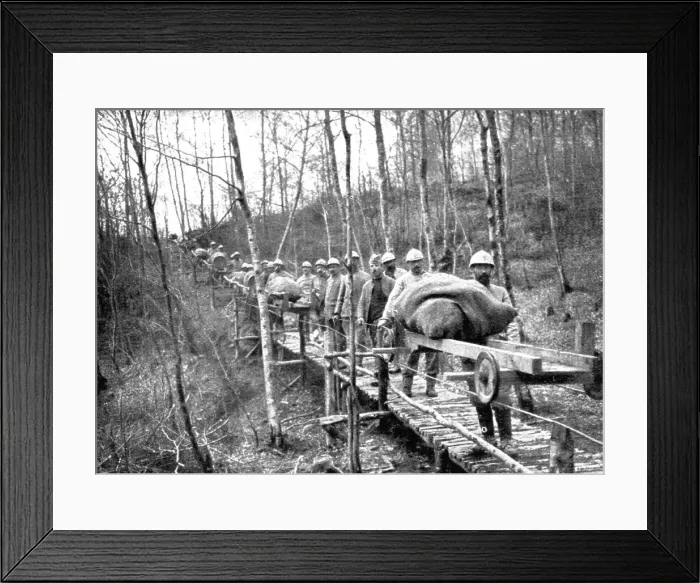 Framed Print : Le repli allemand et l'intervention Americaine; Une installation ingenieuse: chariots suspendus rou Creator: Unknown Framed Print : Le repli allemand et l'intervention Americaine; Une installation ingenieuse: chariots suspendus rou Creator: Unknown